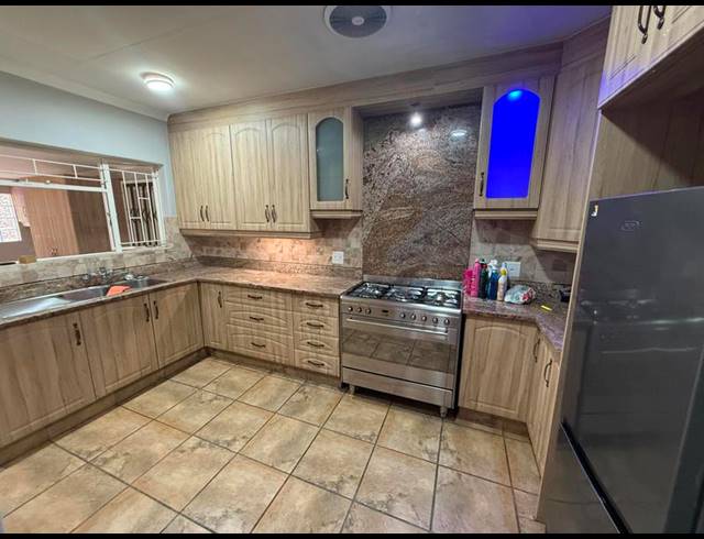 4 BEDROOM HOUSE FOR SALE IN ROOIHUISKRAAL